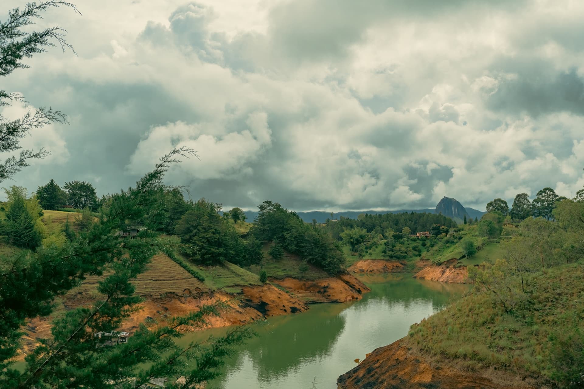 El secreto del embalse de Guatapé: historia, origen y curiosidades que no sabías